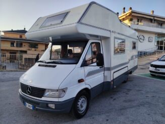 Camper Mansardato Arca M4 Mercedes 6posti viaggio/7posti letto - immagine 3